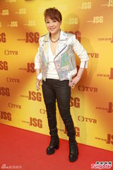 组图：陈慧娴泳儿潮装出席《劲歌金曲》录影