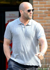 组图：硬汉斯坦森帅气出街 墨镜混搭人字拖