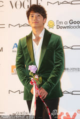 组图：韩佳人金宣儿性感争艳 李秉宪盛装亮相