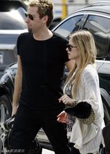 组图：艾薇儿与未婚夫黑白配 豹纹潮装内衣带滑落