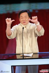 组图：成龙为最佳两岸华语电影颁奖 表情夸张