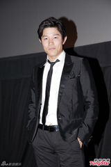 组图：日星铃木亮平宣传新片 与本裸男斗舞