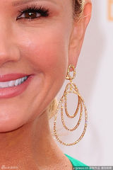 组图：南希-奥戴尔绿裙亮相艾美红毯深V秀乳沟