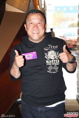 组图：陈百祥欲备护膝贺台庆 余咏珊否认加奖金