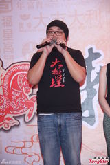 组图：《大稻埕》沿街发红包 猪哥亮隋棠亮相