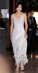 组图：申世京纯白长裙秀S曲线 张申英着斗蓬似贵妇