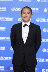 组图：万达百米红毯第二秀 梁朝伟赵薇众星百态