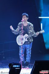 组图：周杰伦开个唱大秀人鱼线 张智霖同台助阵