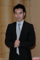 组图：何傲儿绯闻男友澄清嫩模掀裙事件