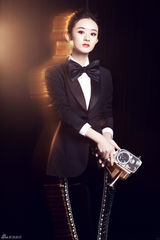 组图：赵丽颖暗系大片显干练 俊朗不失妩媚