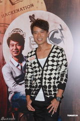 组图：李克勤粘假须扮林子祥 欲再挑战《数字人生》