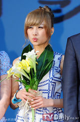 组图：Kara获韩国观光之星殊荣集体领奖