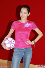 组图：陈百祥带女艺员排节目 叶翠翠趴地露乳沟