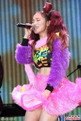 组图：Kimberly小蛮腰开唱 倪安东助阵气氛high