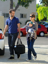 高清组图：娜塔丽-波特曼一家三口外出儿子可爱