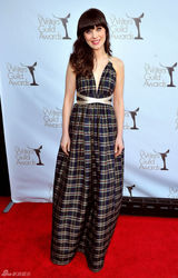 高清组图：佐伊-丹斯切尔性感格纹礼服低胸露背