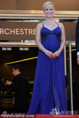 组图：《污泥》戛纳首映 瑞茜挺大肚与群芳竞艳