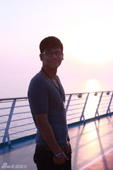 组图：于晓光推出游轮写真 阳光笑容温暖十足