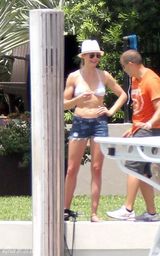 组图：卡梅隆-迪亚兹与男友度假 比基尼热裤现身