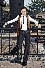 高清图：刘思彤最新春装写真 演绎白领知性干练