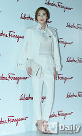 组图：少女时代清纯性感 高俊熙镂空裙露背冷艳