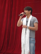 幻灯：沙宝亮姚贝娜为藏族山区孩子献上祝福