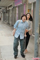 组图：何超仪为演活角色 不惜倒垃圾洗碗