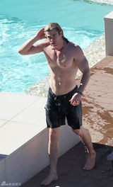 组图：克里斯-海姆斯沃斯半裸秀肌肉