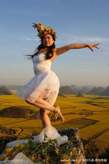 幻灯图集：芙蓉姐姐油菜花地里演绎花一样的女人