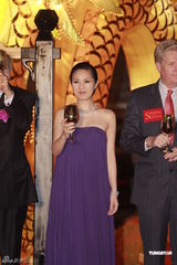 组图：杨千嬅孕后公开出席活动 吴彦祖请教造人秘诀