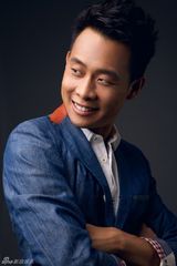 组图：张译帅气牛仔写真曝光 展现优雅熟男风范