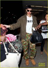 组图：蕾哈娜军装风装扮帅气十足