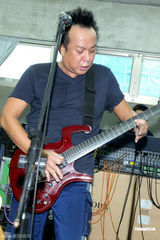 组图：黄大炜为“风林火山”个唱彩排 卖力弹唱