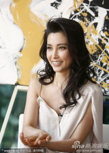 高清图：李冰冰受访换三套 白裙清纯随性红裙妩媚