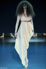 组图：荷兰芭蕾舞团时尚走秀 复古鬼魅感有趣