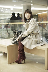 组图：性感女星叶倩云街拍笑容甜美