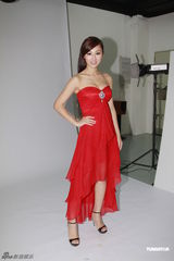 组图：港姐高海宁性感出镜 低胸红装秀浑圆半球