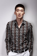 组图：宋珉宇发布全新写真气质冷峻