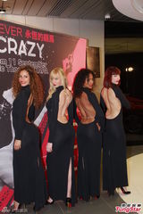 组图：巴黎癫马首度访港 黄长兴获香吻艳福不浅