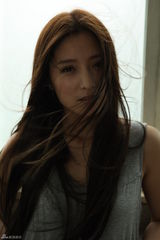 组图：潘辰素颜写真娇俏可爱 坐小木马上长发飞扬