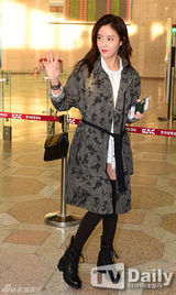 组图：韩团T-ara赴京会歌迷现身机场挥手问候