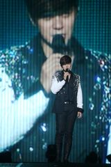 组图：罗志祥个唱化身星际战警 吐露心声歌迷落泪