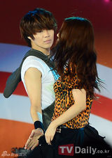 组图：韩团Kara SHINee与BoA等热唱韩流演唱会