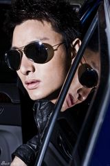 幻灯图：贾乃亮拍汽车大片酷帅摩登 