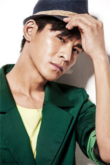 组图：乔振宇生日写真绿衣礼帽演绎俏皮绅士