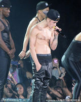 组图：比伯裸上身火辣开唱 遭女舞伴揩油摸腹肌