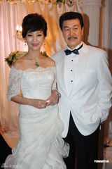 组图：新老港姐助阵慈善 赵雅芝朱玲玲携夫婿亮相