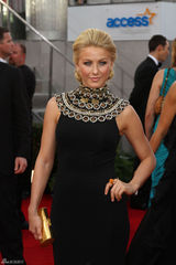 高清图：茱丽叶-霍夫宝石领黑裙璀璨夺目