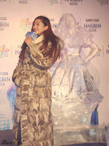 高清图：范冰冰爱斯基摩造型 冰雪节揭幕真人冰雕