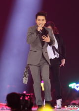 高清：EXO摘MAMA大奖 泫雅贤胜热吻Rain复出